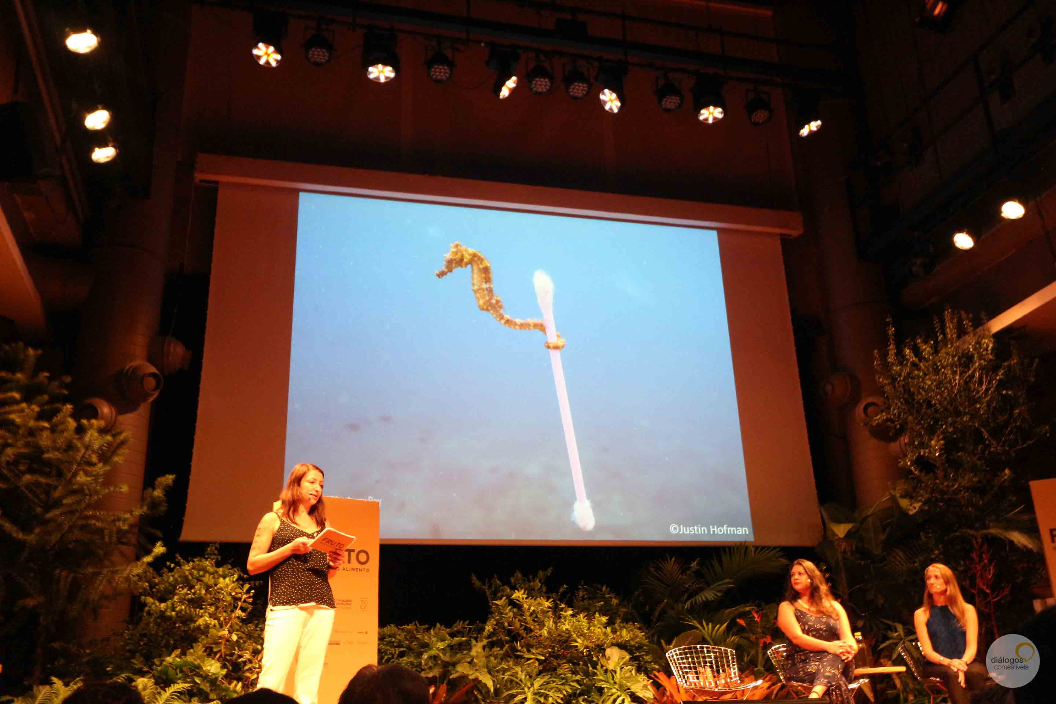 Simone Jones, ao lado da jornalista ambiental Paulina Chamorro e da ativista Céline Cousteau 