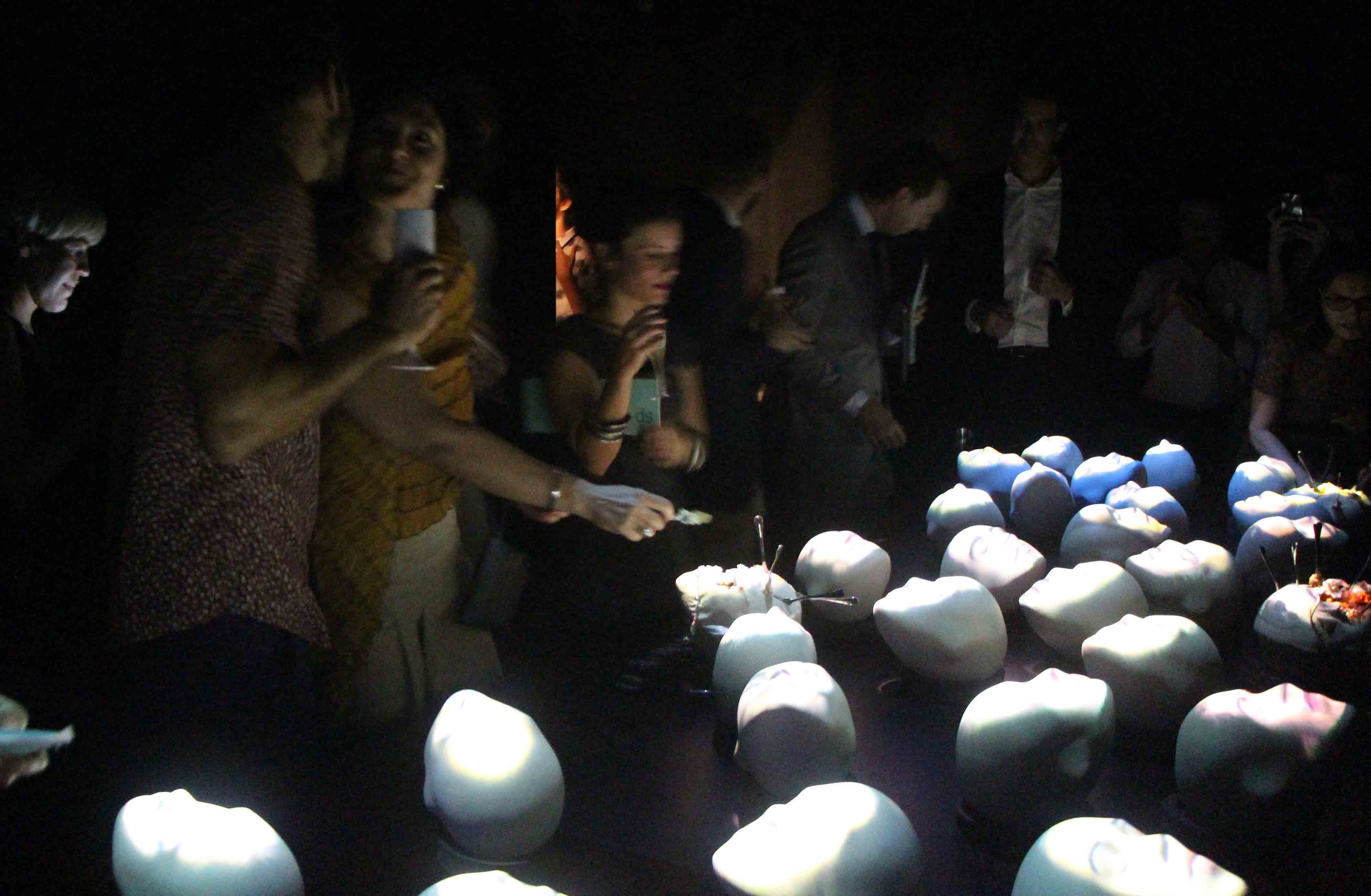 Público interage durante a gastro-performance de Simone Mattar na SP-Arte/ 2016 Público interage durante a gastro-performance de Simone Mattar na SP-Arte/ 2016