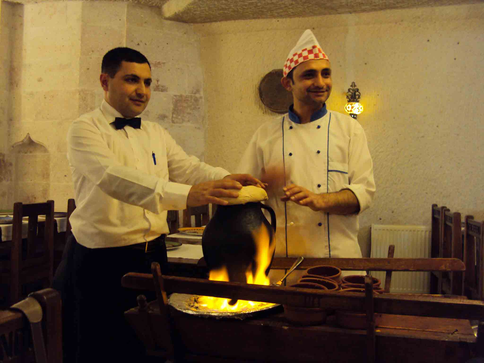 Pottery kebab, cozido à base de carne, típico da cozinha regional, feito dentro de um pote de barro,típico em Göreme (Capadócia) Pottery kebab, cozido à base de carne, típico da cozinha regional, feito dentro de um pote de barro,típico em Göreme (Capadócia)