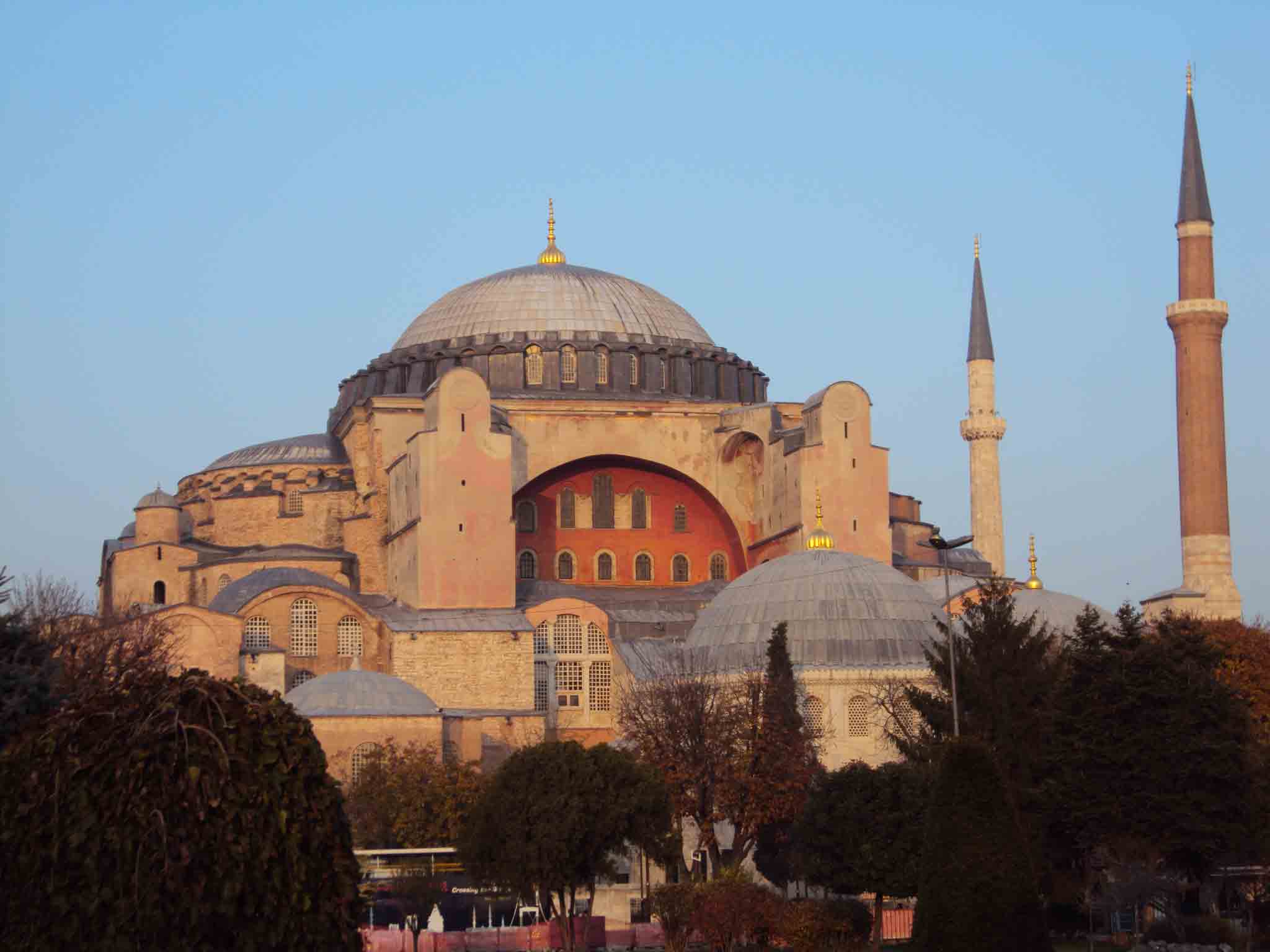 No outono, vale provar as castanhas portuguesas vendidas em carriolas, na saída da Hagia Sofia e arredores No outono, vale provar as castanhas portuguesas vendidas em carriolas, na saída da Hagia Sofia e arredores