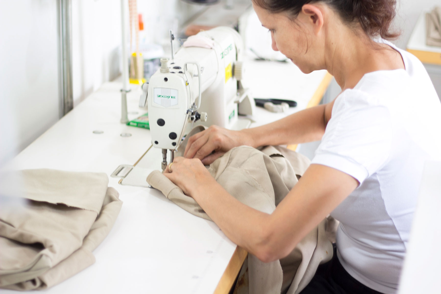 Costureira prepara peças da coleção Mar Limpo