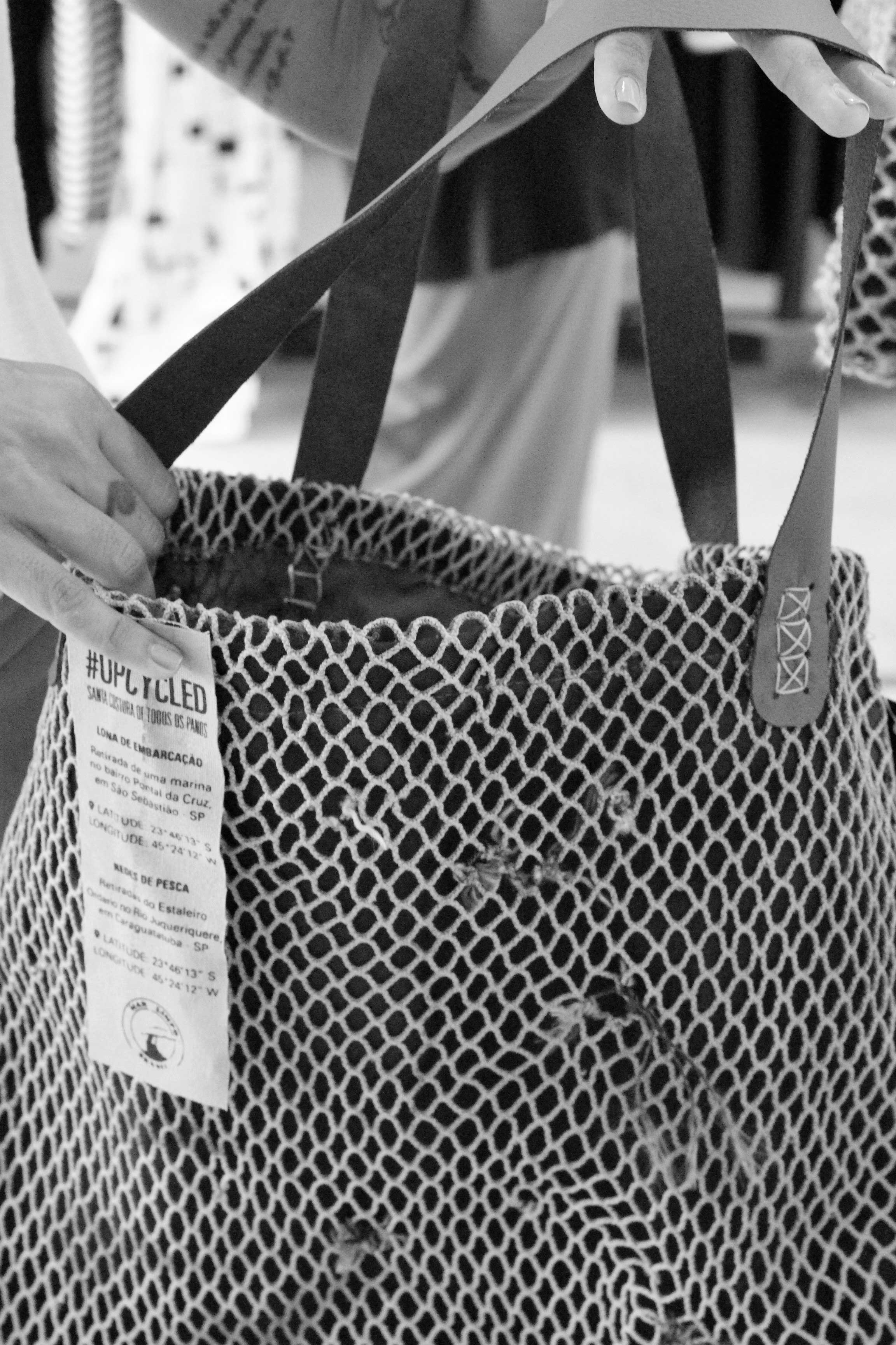 Bolsa feita com redes retiradas do mar pela ONG Mar Limpo