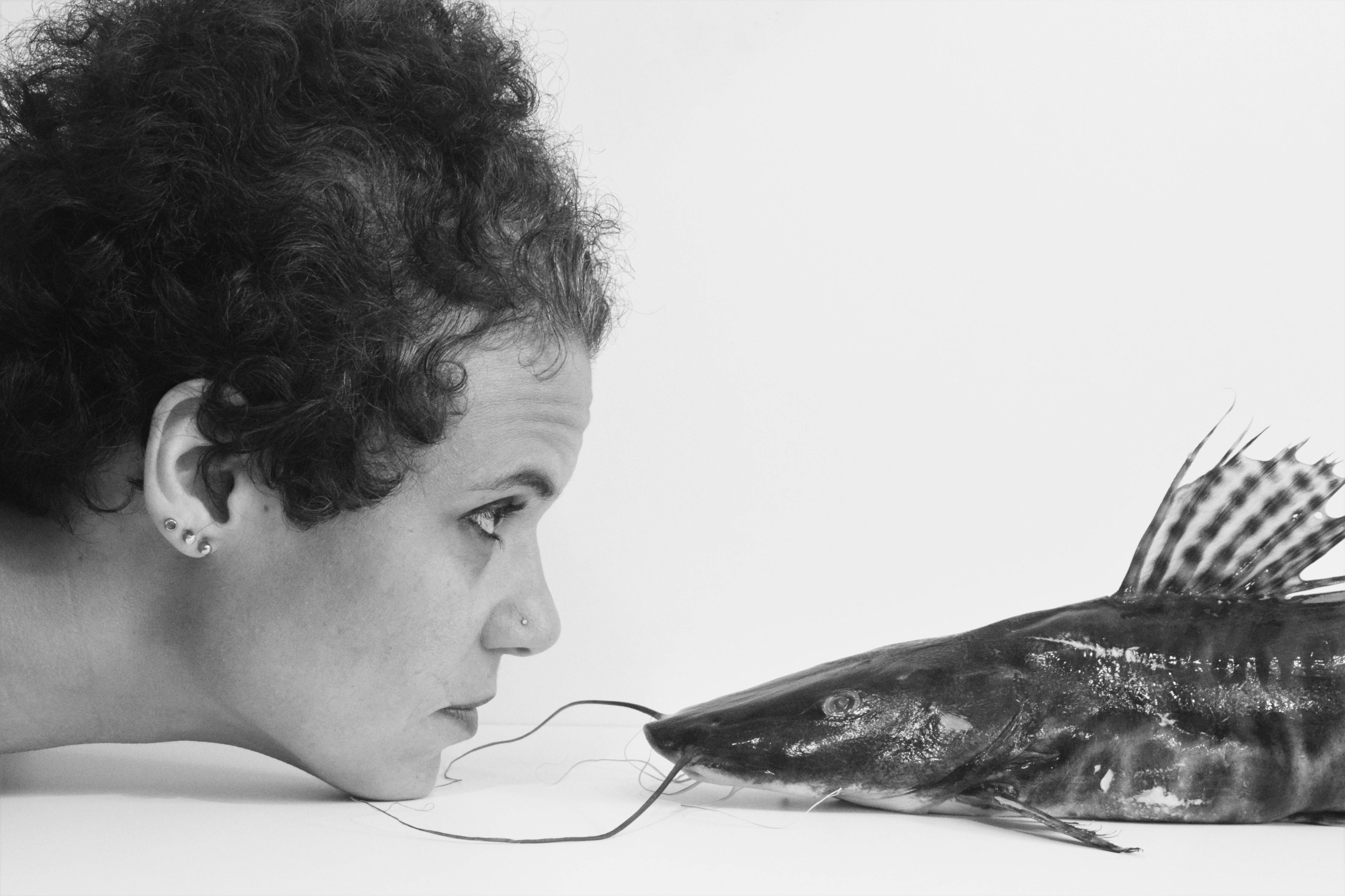 Uma cabeça humana e uma cabeça de peixe se