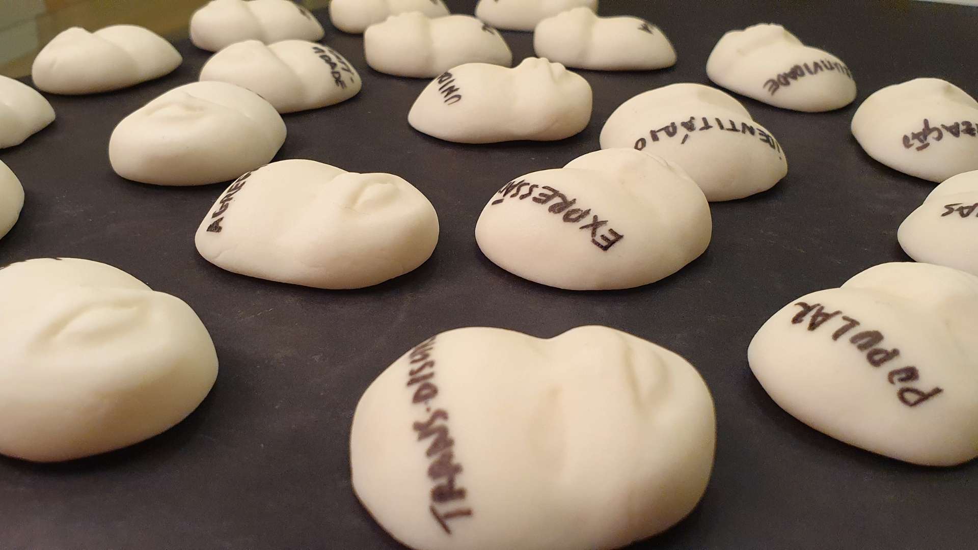 Detalhe de Doces cabeças falantes, de Diálogos Comestíveis Doces Cabeças Falantes