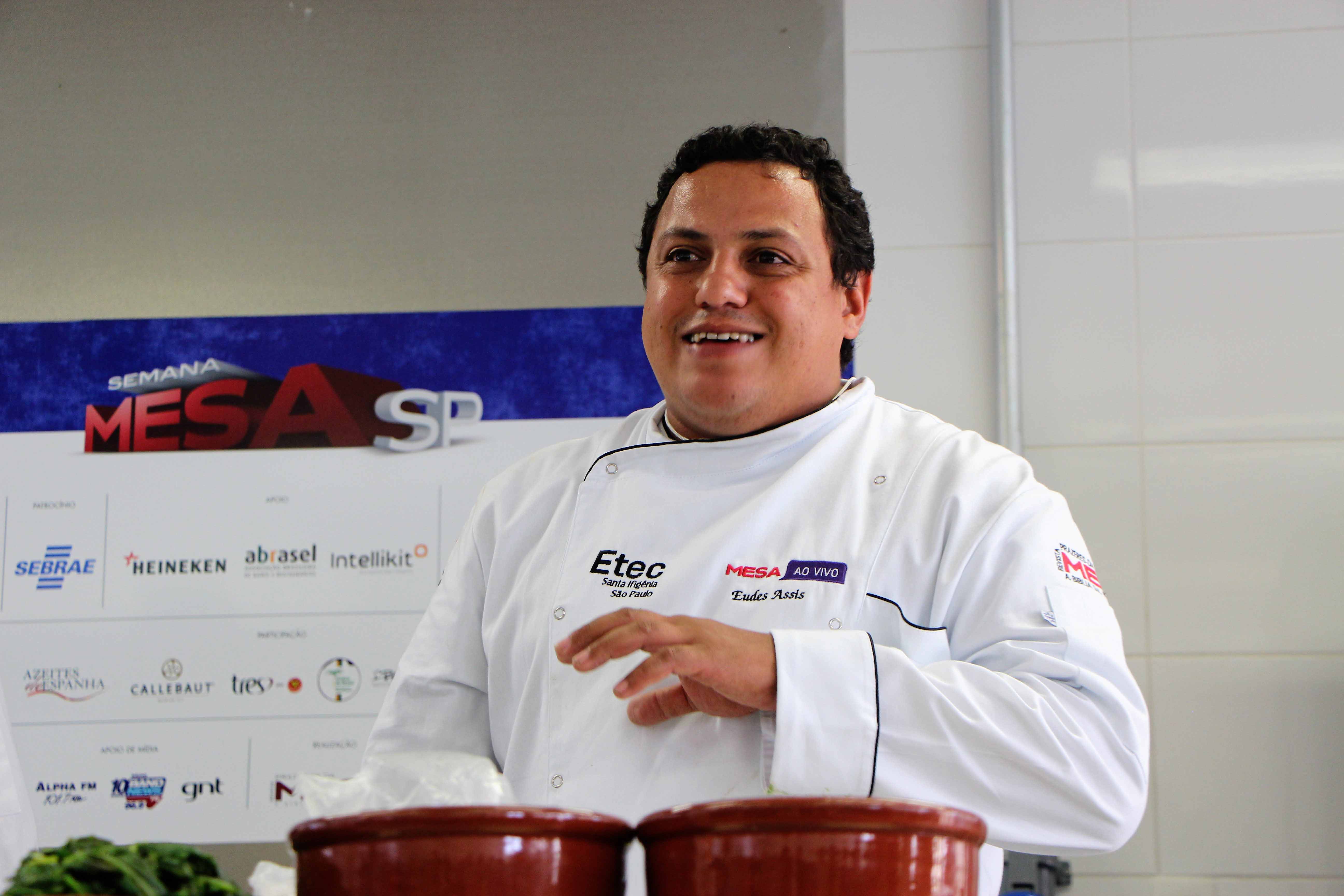 Assis defende a cozinha caiçara em seu Taioba Gastronomia: dois anos completados em 2017.