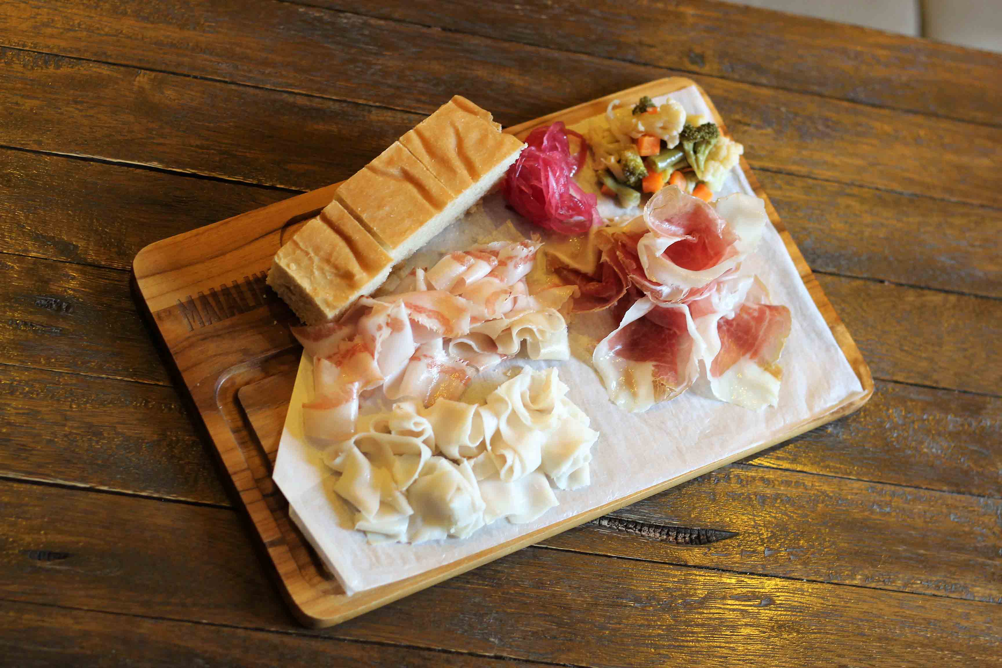 Tábua com embutidos artesanais da Monte Bello: disponível no Maialini, em Campinas (SP). Foto: Érica Araium/ Diálogos Comestíveis