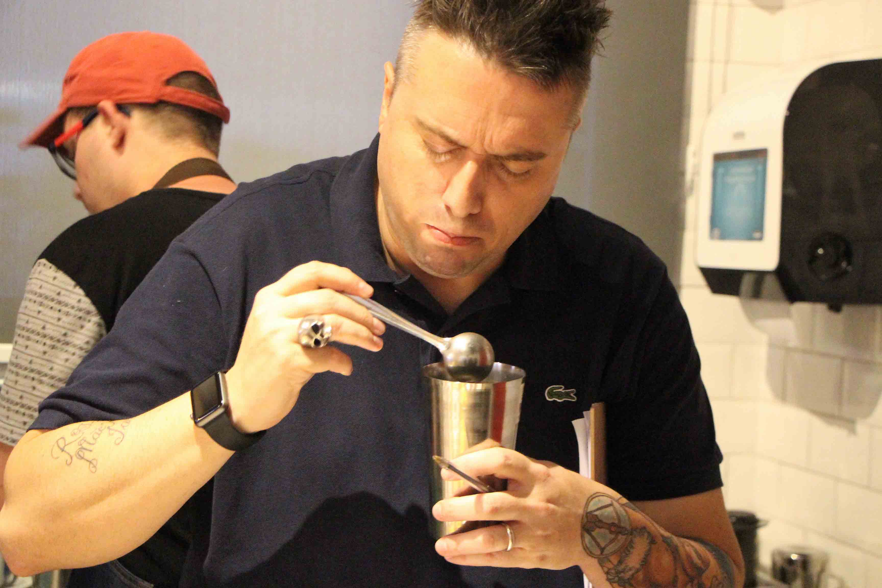 Rodrigo Gava, barista, no encalço de um blend exclusivo.